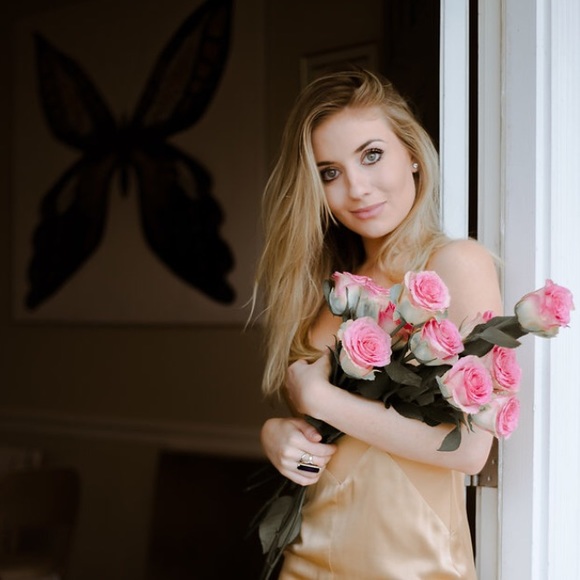 Meet your Posher, Liz ! * - Picture 2 of 6